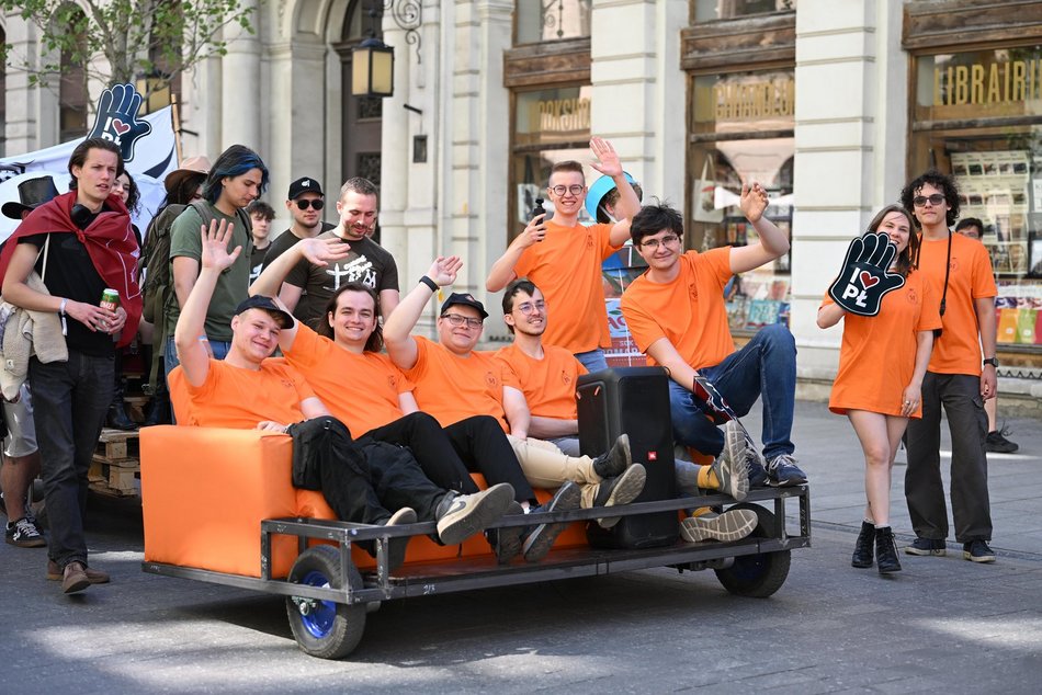 Łódź. Juwenalia 2026 w Łodzi czas start! Kolorowa parada studentów przeszła Piotrkowską