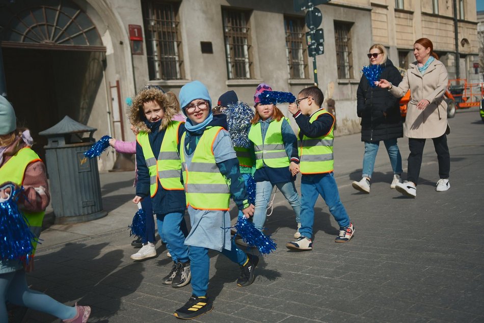 Łódź. Światowy Dzień Autyzmu. Przedszkolaki przemaszerowały Piotrkowską!