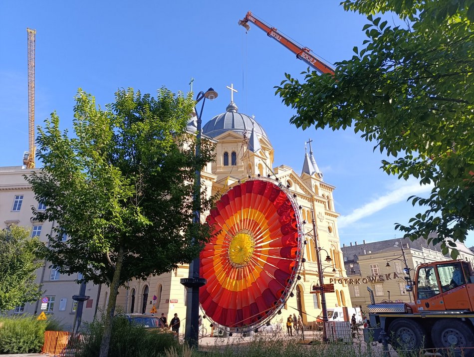 Łódź. Gigantyczne słońce na placu Wolności. Light Move Festival 2025 Łódź coraz bliżej!