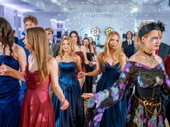 Łódź. Studniówka IV LO w Łodzi. Kreacje, które zapierały dech i radość na twarzach młodzieży