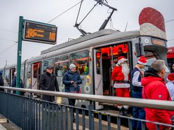 Łódź. Mikołajkowy tramwaj MPK Łódź już pędzi po mieście! Zobacz, jak się prezentuje