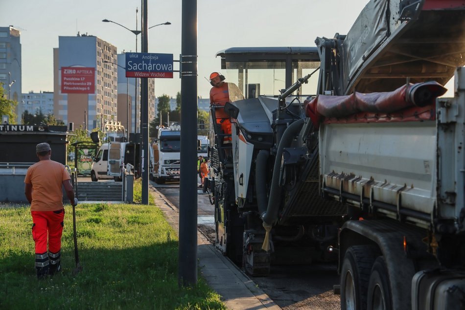Łódź. Wieczorny remont Rokicińskiej w Łodzi. Kiedy drogowcy położą nowy asfalt?