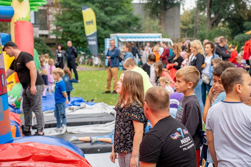 Łodzianie bawiący się na rodzinnym pikniku z okazji 600. Urodzin Łodzi