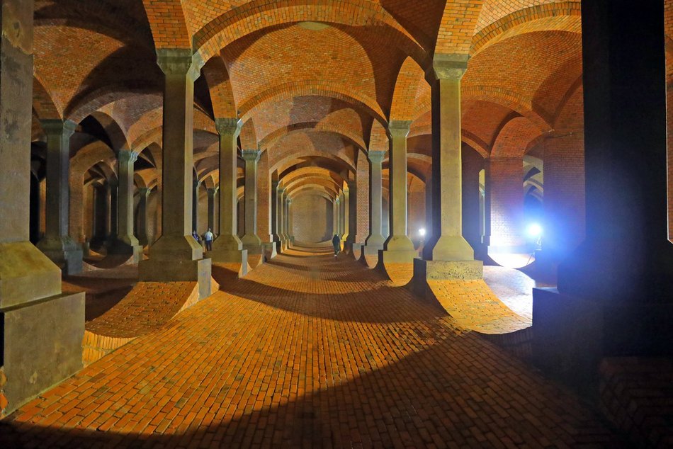 Zwiedzanie podziemnej katedry na Stokach z okazji 600. Urodzin Łodzi