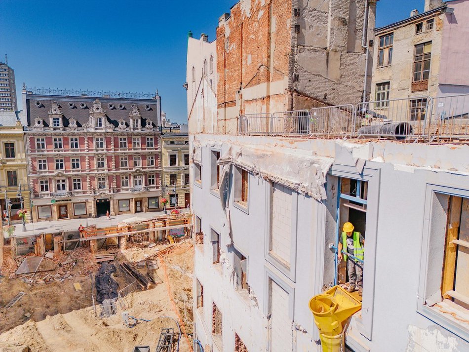 Łódź. „Dziura” przy Piotrkowskiej 58 w Łodzi znika na naszych oczach! Prace wystartowały!