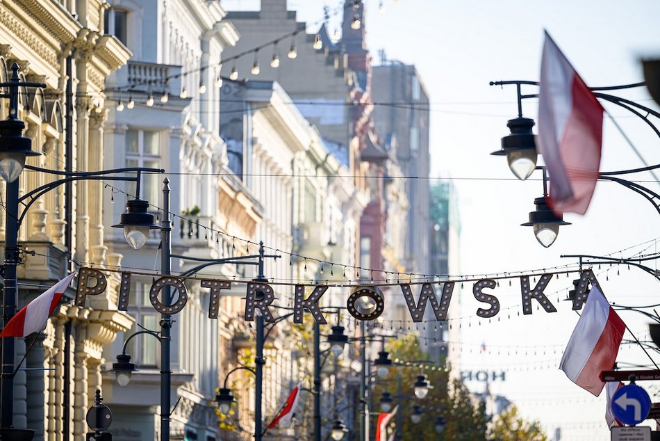 Łódź. Biało-czerwono na Piotrkowskiej. Flagi z okazji Święta Niepodległości