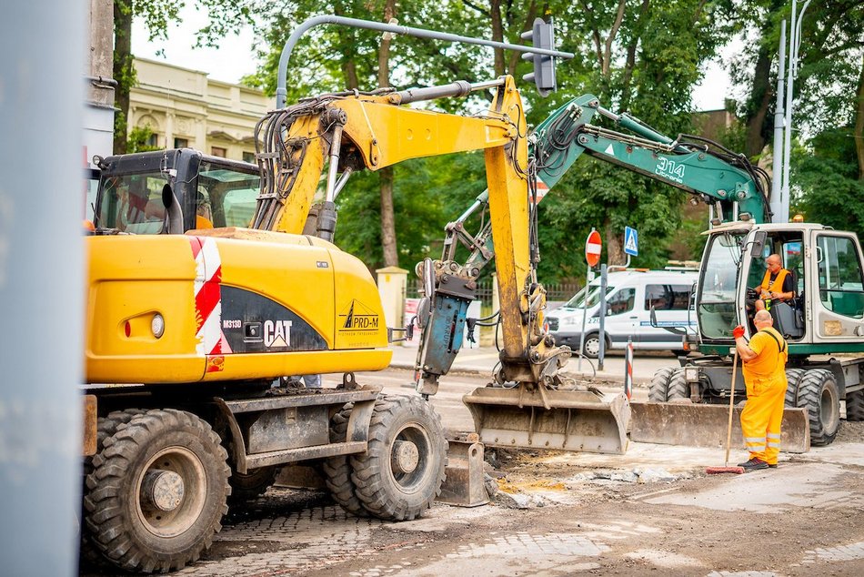 Łódź. Remont Pabianickiej w Łodzi. Powstają kolejne metry nowej nawierzchni i chodników