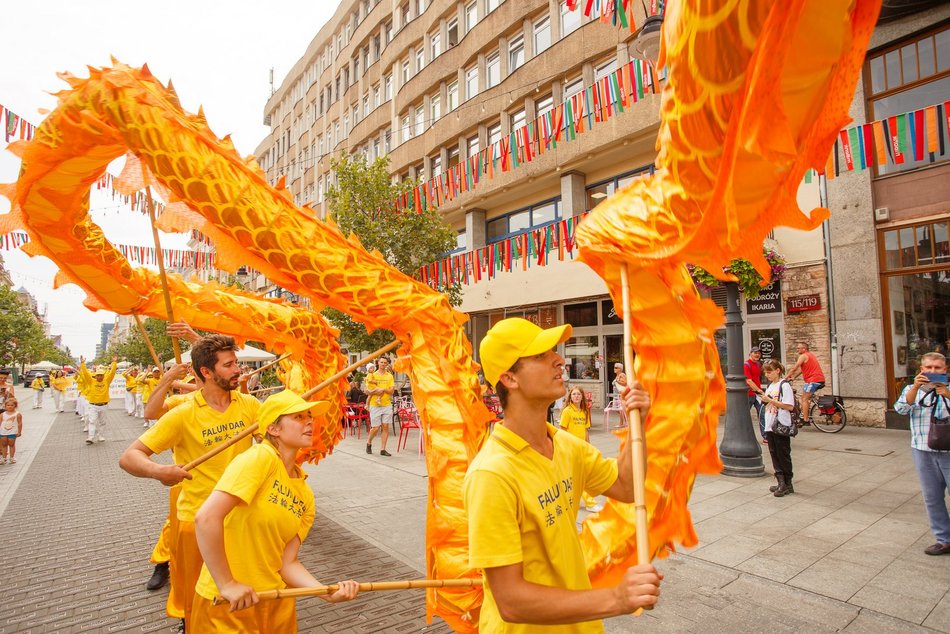 Chińska parada Falun Dafa na ul. Piotrkowskiej