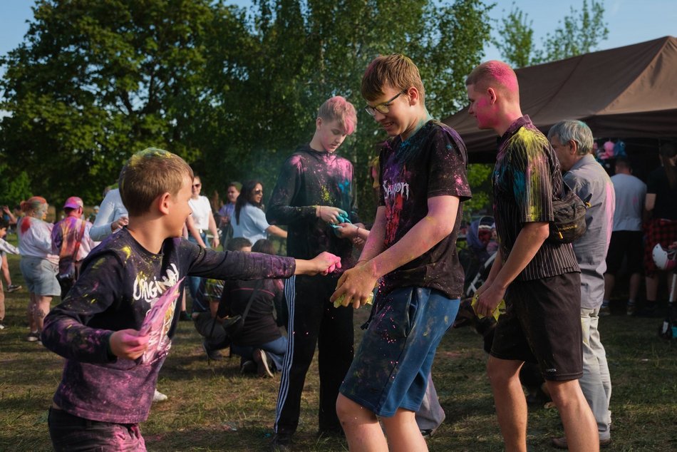 Łódź. Festiwal kolorów na Stawach Jana w Łodzi. Tłumy wzięły udział w bitwie na kolorowy proszek!