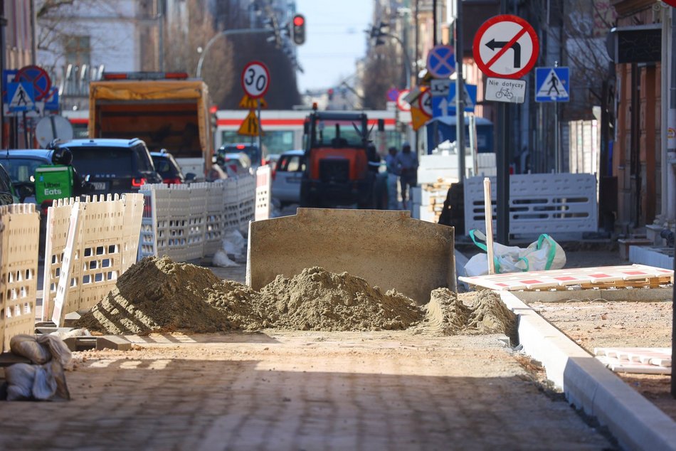 Drugie życie kostki pozostałej po remontach w Łodzi. Gdzie trafi i do czego się przyda?