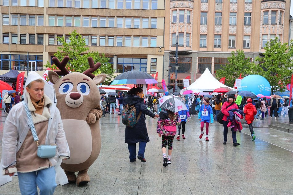 Mini Bieg Ulicą Piotrkowską w Łodzi w deszczu. To nie zepsuło jednak imprezy