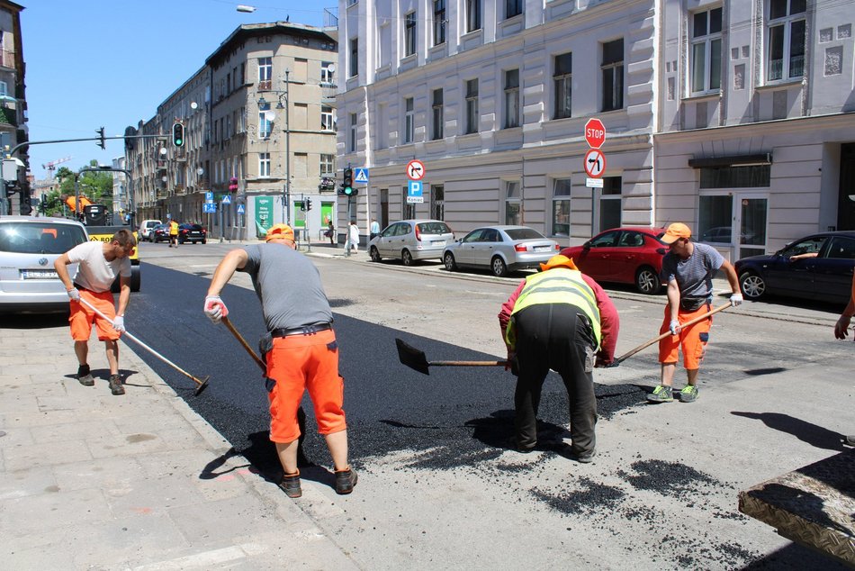 Łódź. Szybkie remonty dróg w Łodzi. Na których pięciu ulicach pojawił się nowy asfalt?