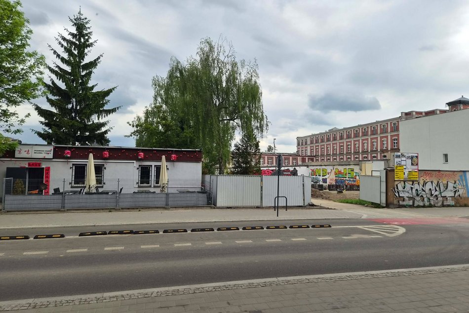 Łódź. Nowy supermarket w centrum Łodzi. Dwupiętrowy sklep stanie obok akademika BaseCamp