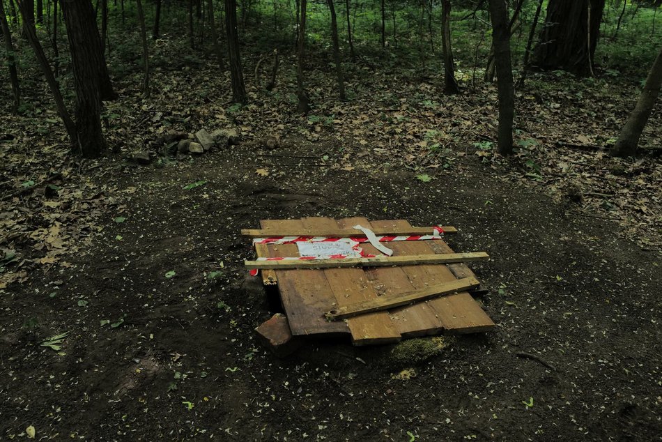 Łódź. Ludzkie kości i nagrobki w Parku Zbójnickim w Łodzi. Niezwykłe odkrycia archeologów z UŁ