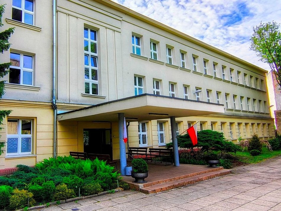 Łódź. Zespół Szkół Politechnicznych im. KEN w Łodzi (Technikum nr 9) - al. Politechniki 37