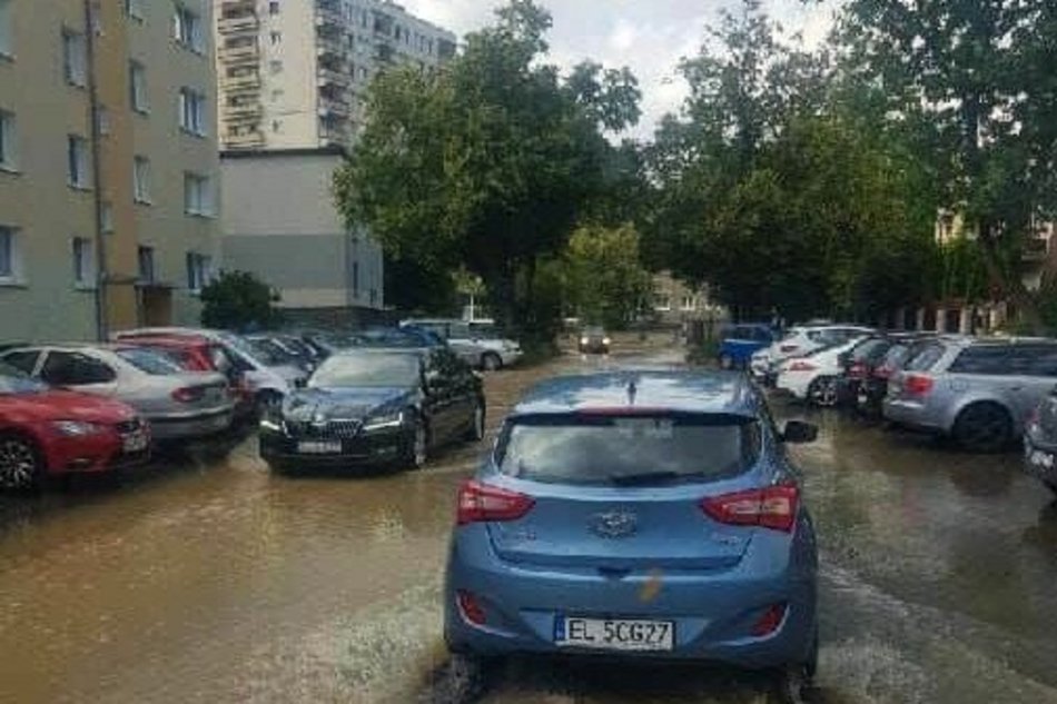 Łódź. Awaria wodociągowa na Retkini w Łodzi. Utrudnienia w ruchu, brak dostępu do wody