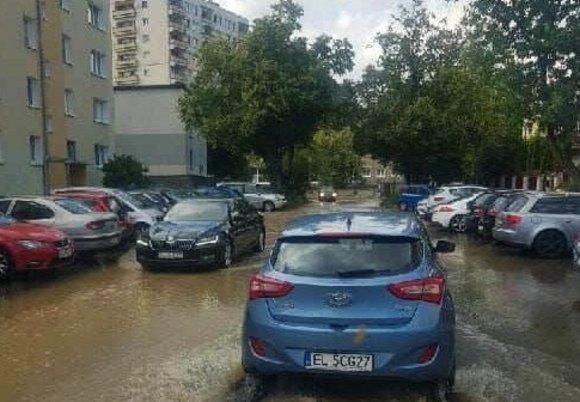 Łódź. Awaria wodociągowa na Retkini w Łodzi. Utrudnienia w ruchu, brak dostępu do wody