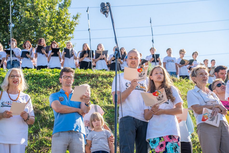 Wielkie wspólne śpiewanie "Prząśniczki" w parku Ocalałych