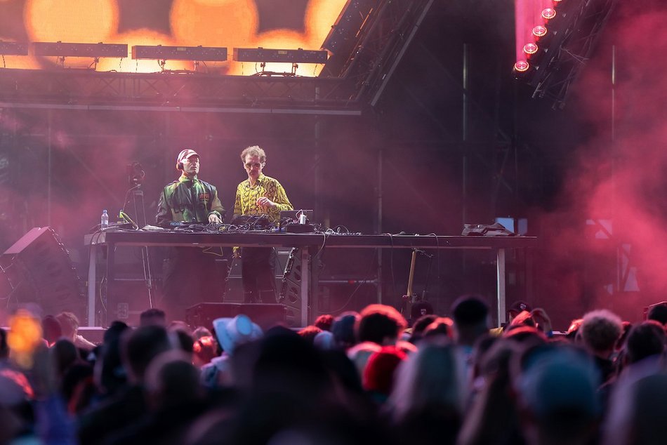 Łódź. Audioriver 2025 w Łodzi. Roztańczony tłum na pierwszym dniu festiwalu