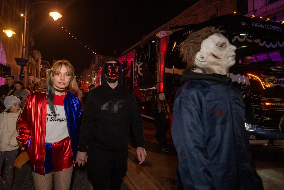 Łódź. Halloweenowa parada przeszła Piotrkowską w Łodzi. Tłumy duchów, czarownic i zombie!