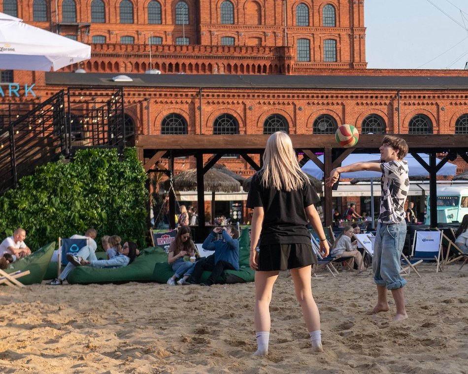 Łódź. Manufaktura otwiera sezon letni! Na rynku pojawiła się piaszczysta plaża