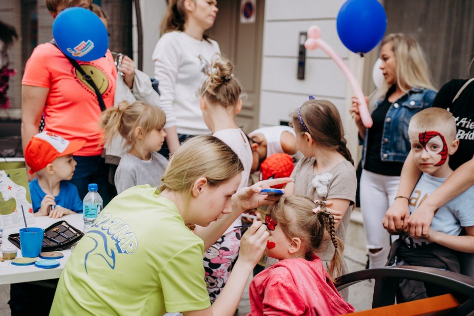 dzieci podczas zabawy