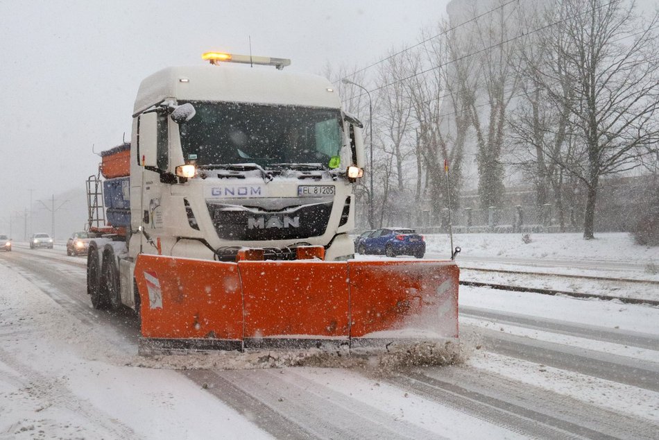 Łódź. Aż 81 pługopiaskarek na ulicach Łodzi. Pełna mobilizacja w ostatni dzień roku!