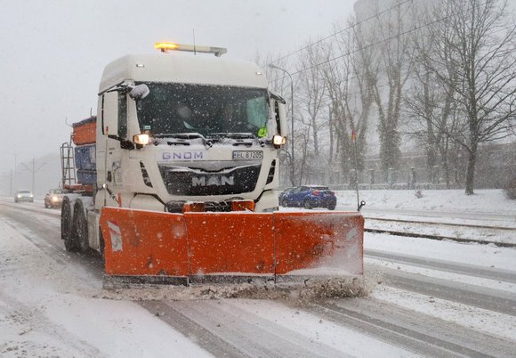 Łódź. Aż 81 pługopiaskarek na ulicach Łodzi. Pełna mobilizacja w ostatni dzień roku!