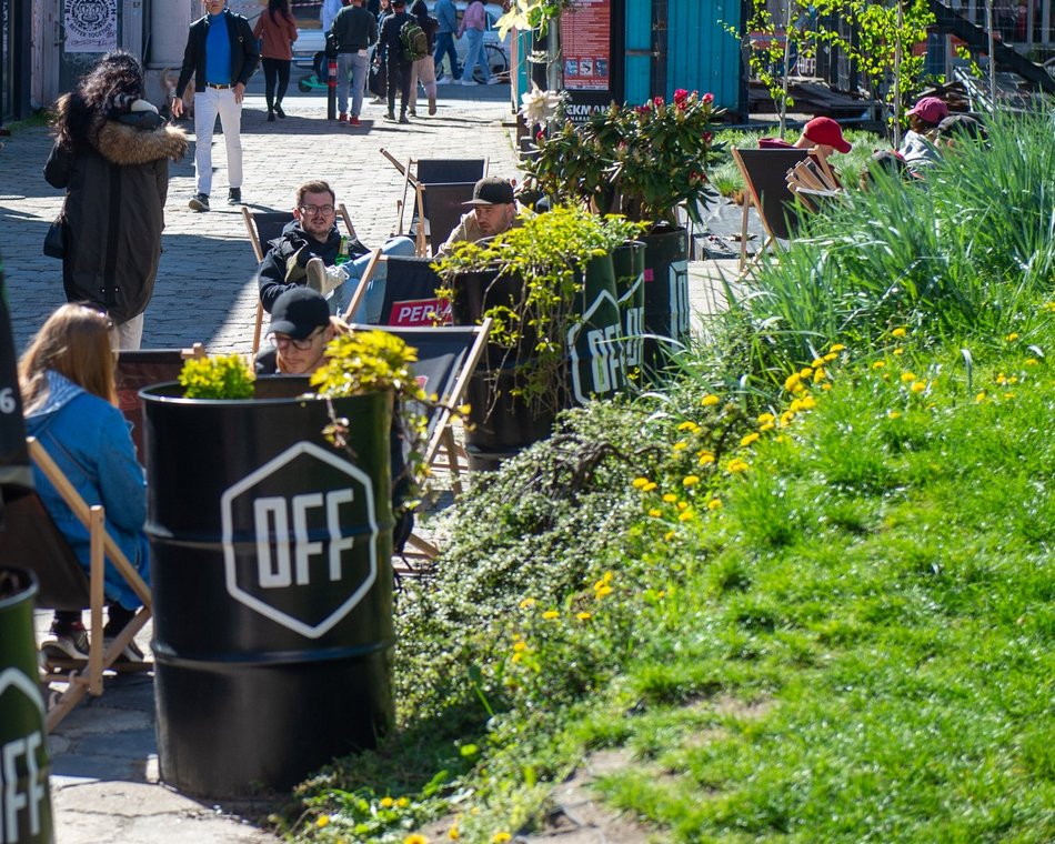 Łódź. Tłumy łodzian w ogródkach na Piotrkowskiej. Tam już czuć majówkę! [ZDJĘCIA]