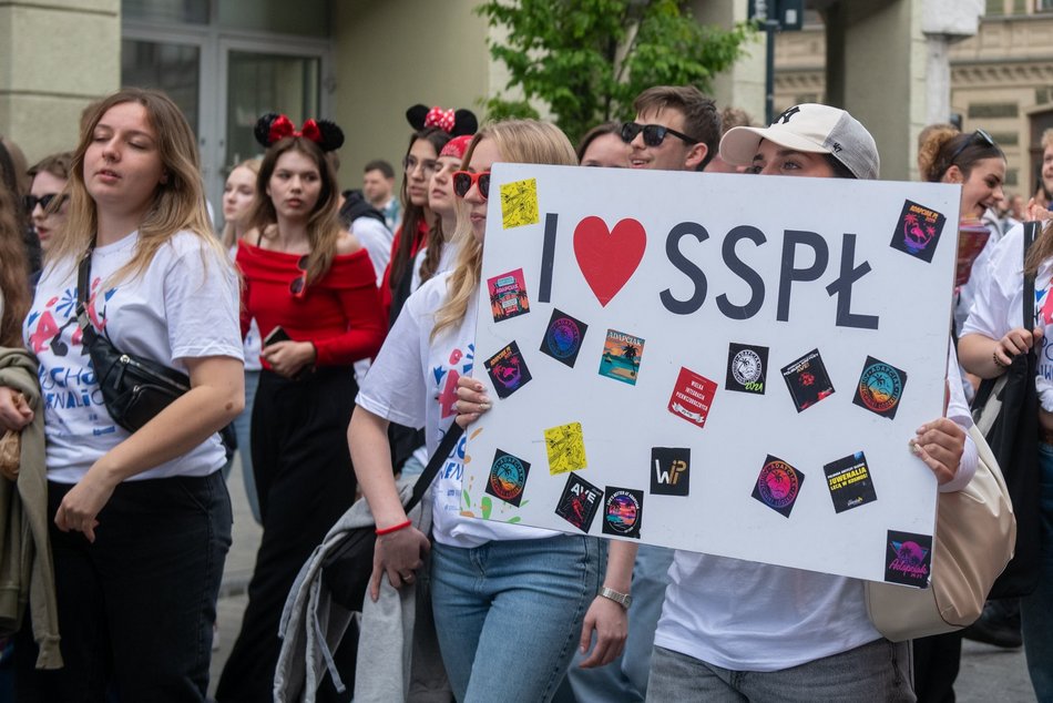 Łódź. Juwenalia 2025 w Łodzi. Kolorowy pochód studentów przeszedł Piotrkowską!