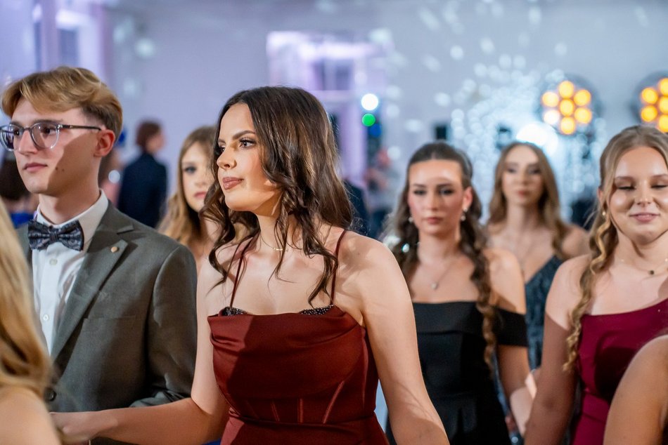 Łódź. Studniówka IV LO w Łodzi. Kreacje, które zapierały dech i radość na twarzach młodzieży