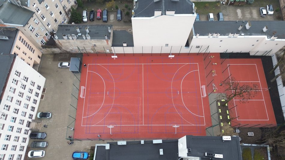 Łódź. XXI Liceum Ogólnokształcące w Łodzi z nowym boiskiem. Plenerowa siłownia, skwer i zieleń