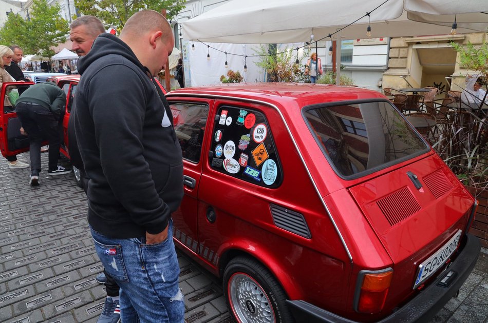 Parada Maluchów w Łodzi 2023. Kolorowe auta przejechały ulicami centrum