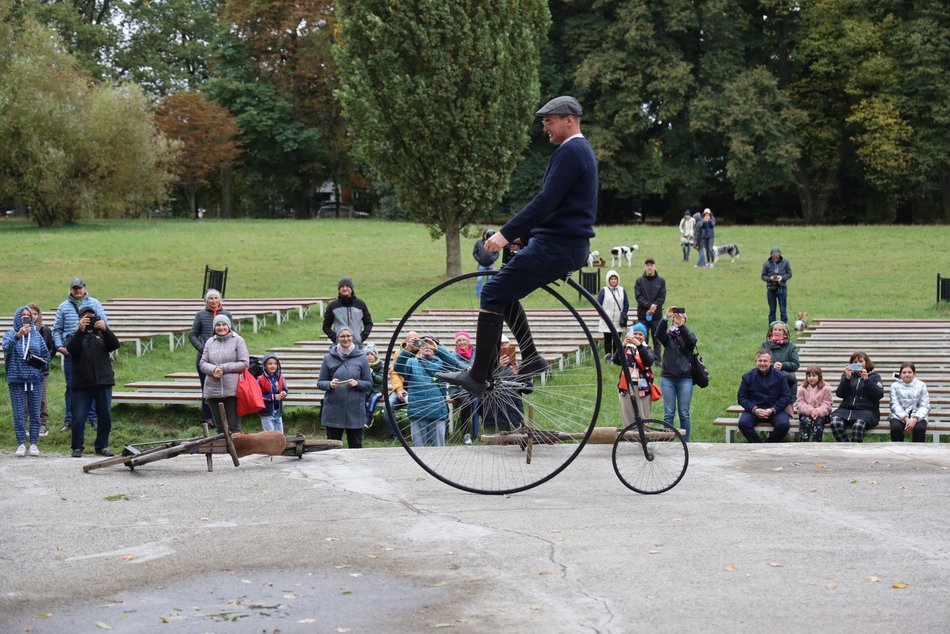 Pokaz rowerowy w parku Julianowskim