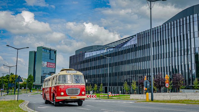 Zabytkowe tramwaje i autobusy ponownie na ulicach Łodzi. Zaczną jeździć już w majówkę! [ZDJĘCIA]