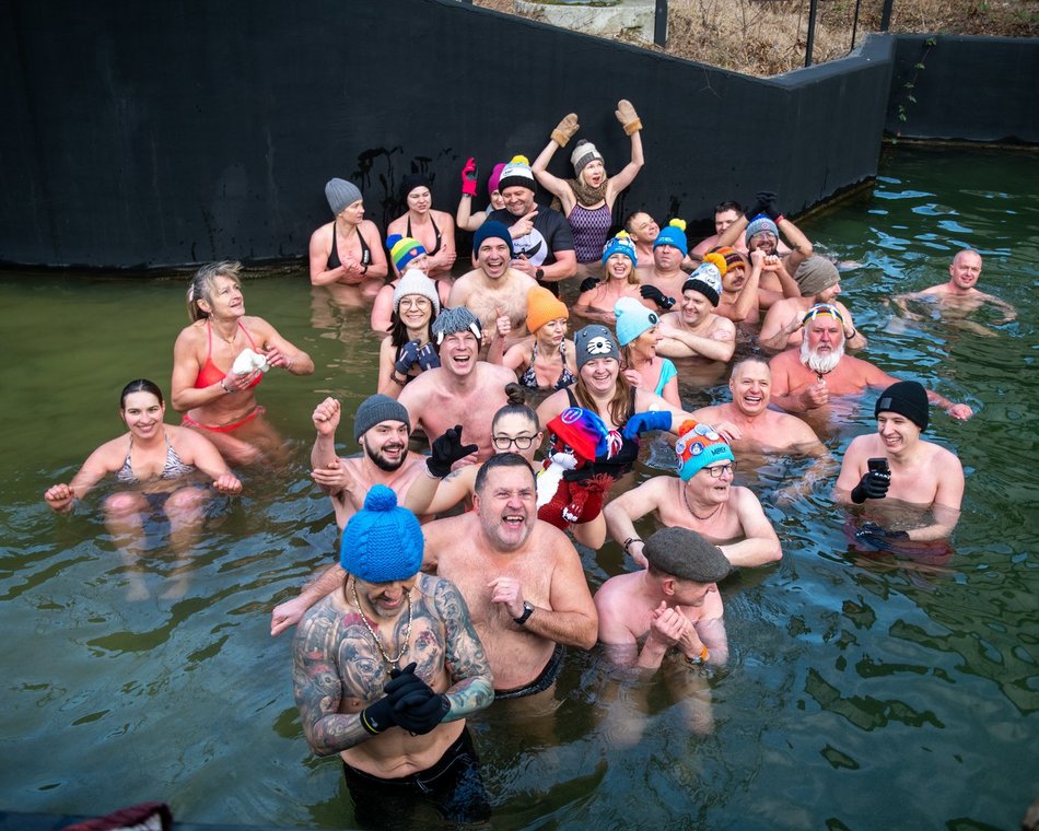 Łódź. Morsowanie w basenie dla słoni