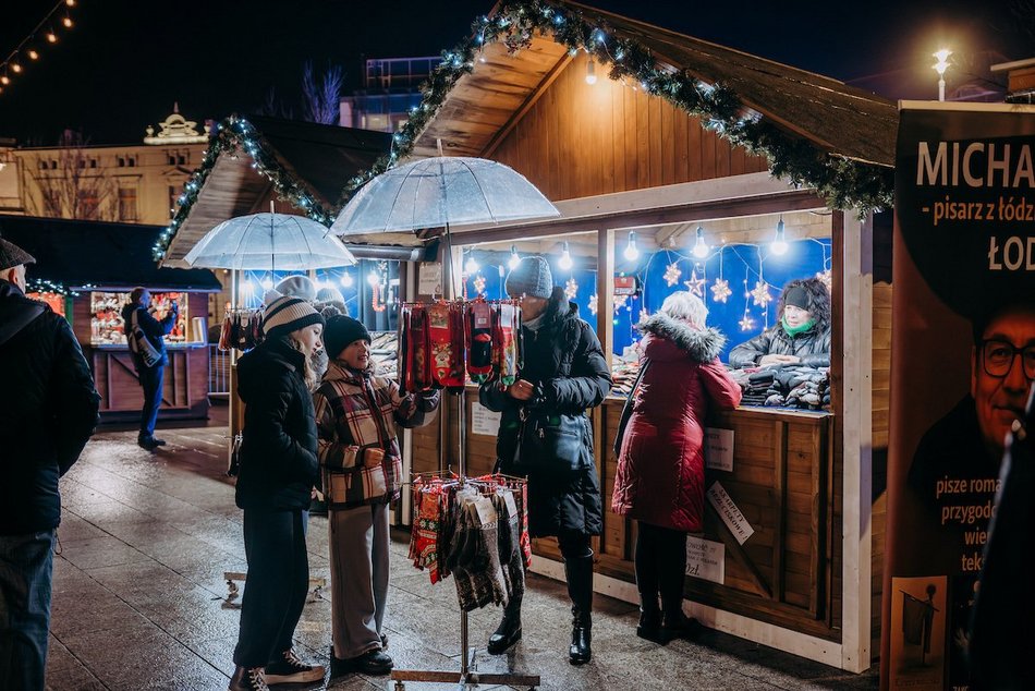 Łódź. Jarmark Bożonarodzeniowy w Łodzi nocą