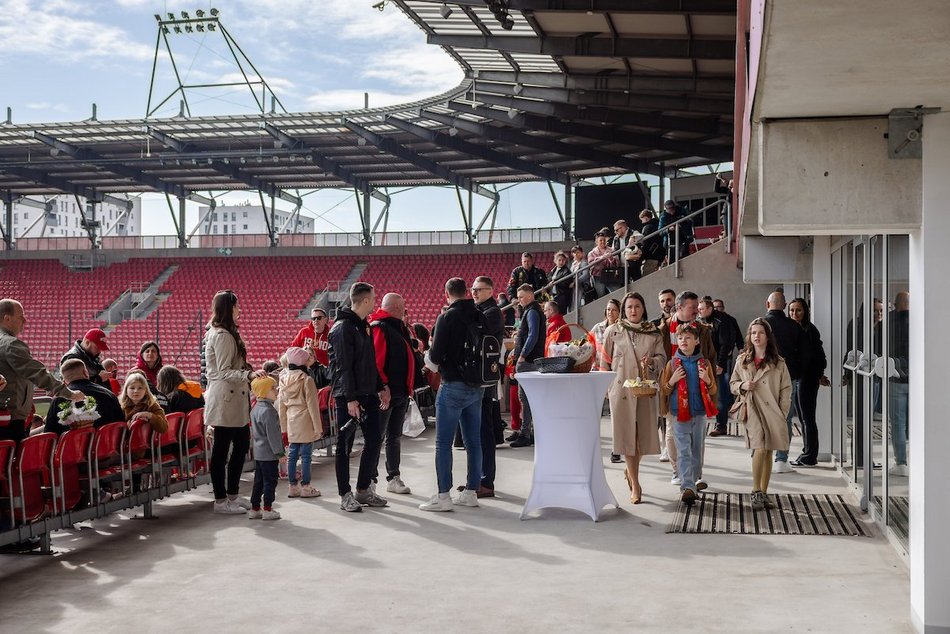 Łódź. Święcenie pokarmów na stadionie Widzewa Łódź