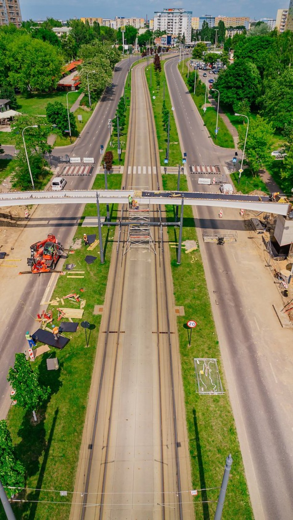 Łódź. Budowa kładek na Wyszyńskiego. Nad ulicą widać już całe konstrukcje