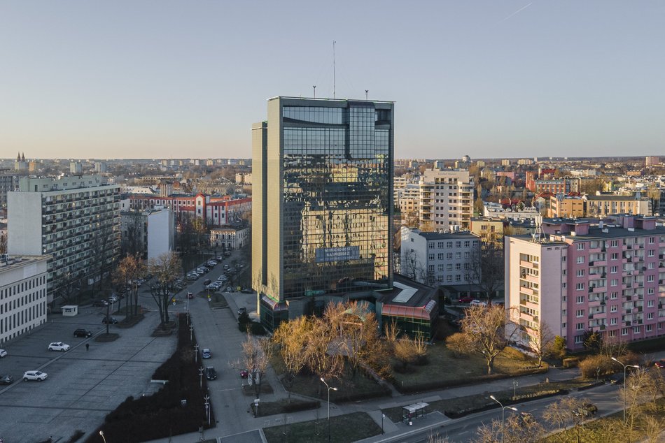 TOP 15 lustrzanych budynków w Łodzi. Zobaczysz w nich swoje odbicie