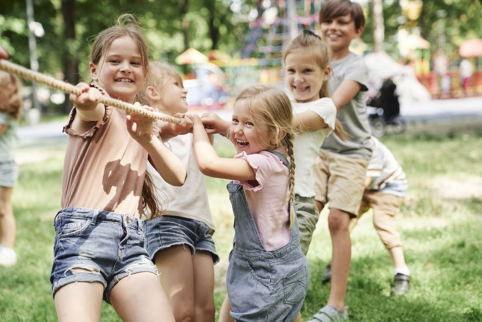 Dzieci podczas zabawy w przeciąganie liny