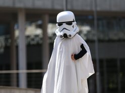 ludzie grają w grę planszową