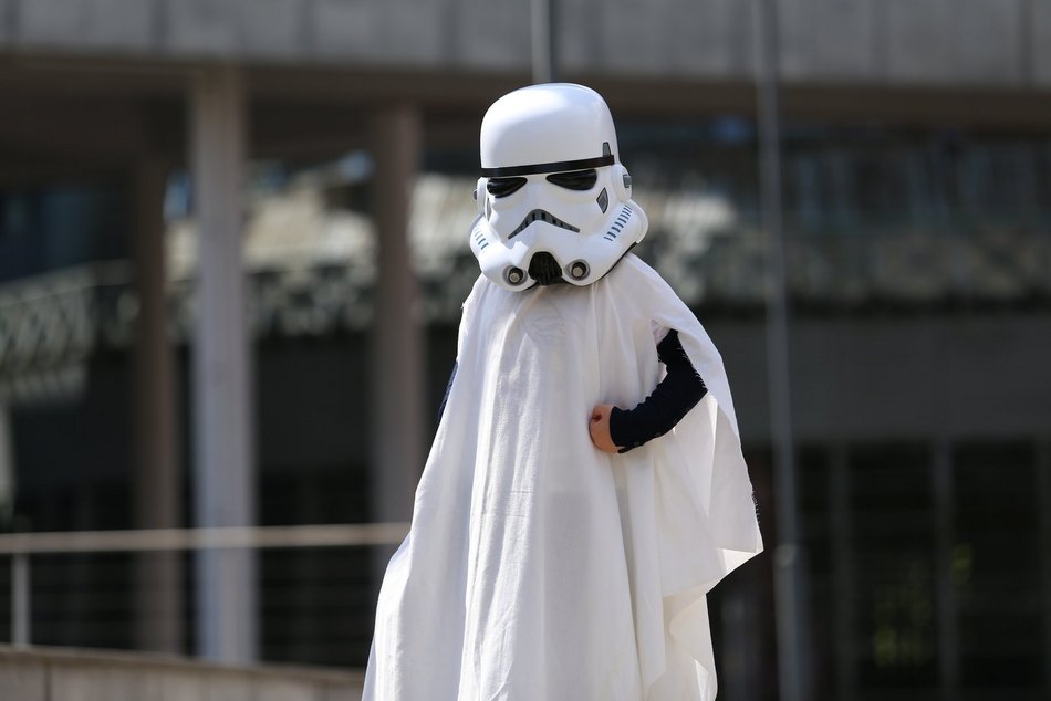 ludzie grają w grę planszową