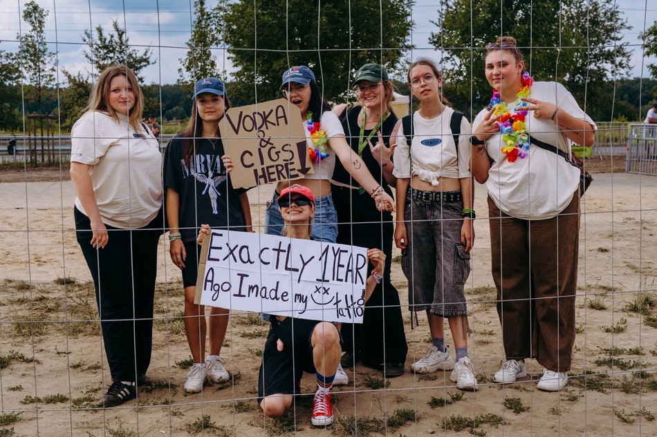 Tłumy fanek Louisa Tomlinsona przed wejściem na Łódź Summer Festival 2025