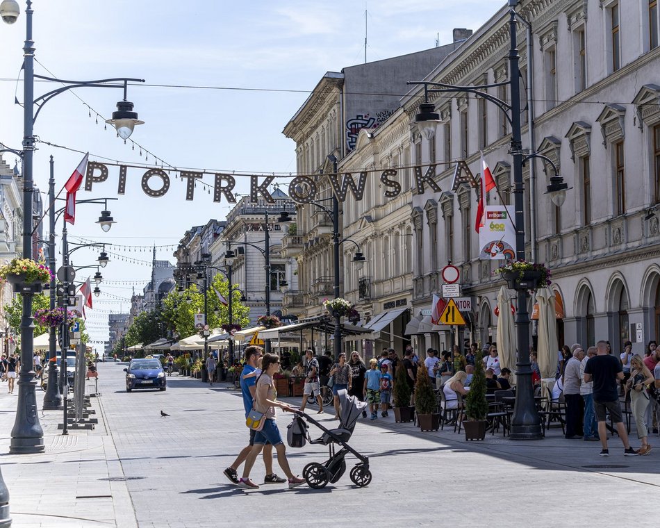 ludzie w centrum miasta