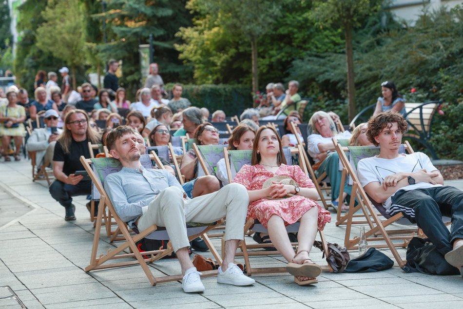 Łódź. Sobotnie Brzmienia na Piotrkowskiej w Łodzi rozpoczęte. Magiczny wieczór w Pasażu Róży