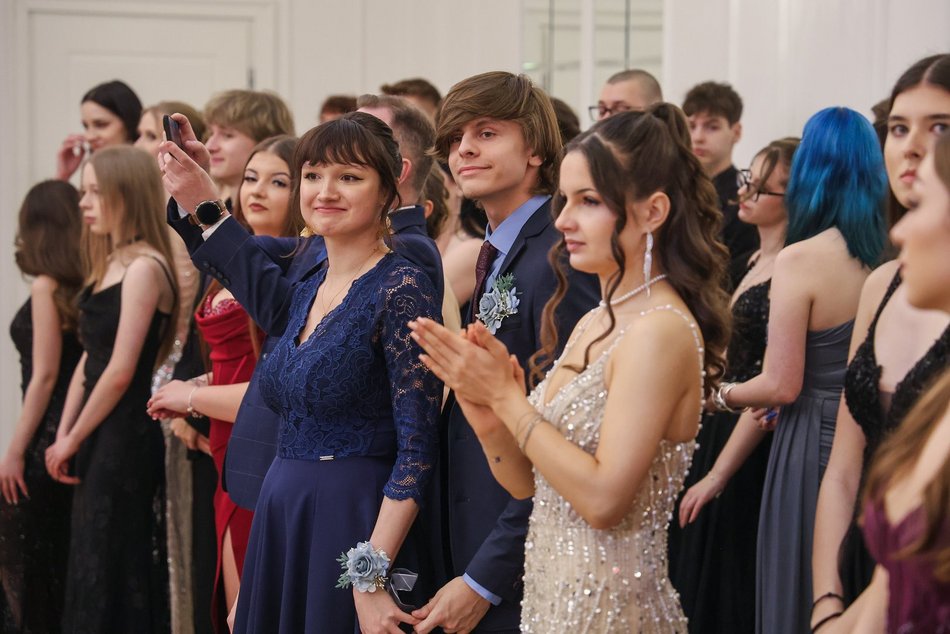 Łódź. Studniówka II LO w Łodzi. Wspaniali maturzyści świętowali w Pałacu Skotniki