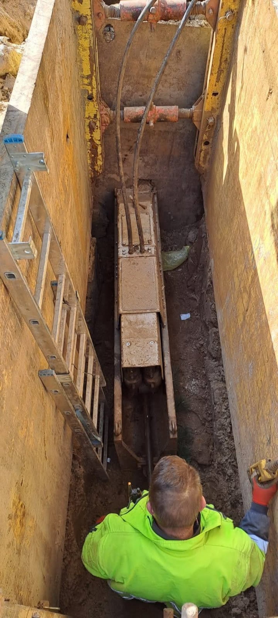 Łódź. Kraking przy remontach ulic w Łodzi. To podziemy potwór, który buduje wodociągi!