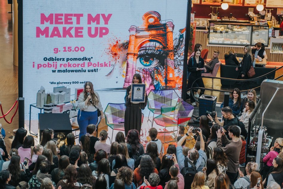 Łódź. Rekord malowania ust w Manufakturze w Łodzi pobity! Byłaś? Znajdź się na zdjęciach!