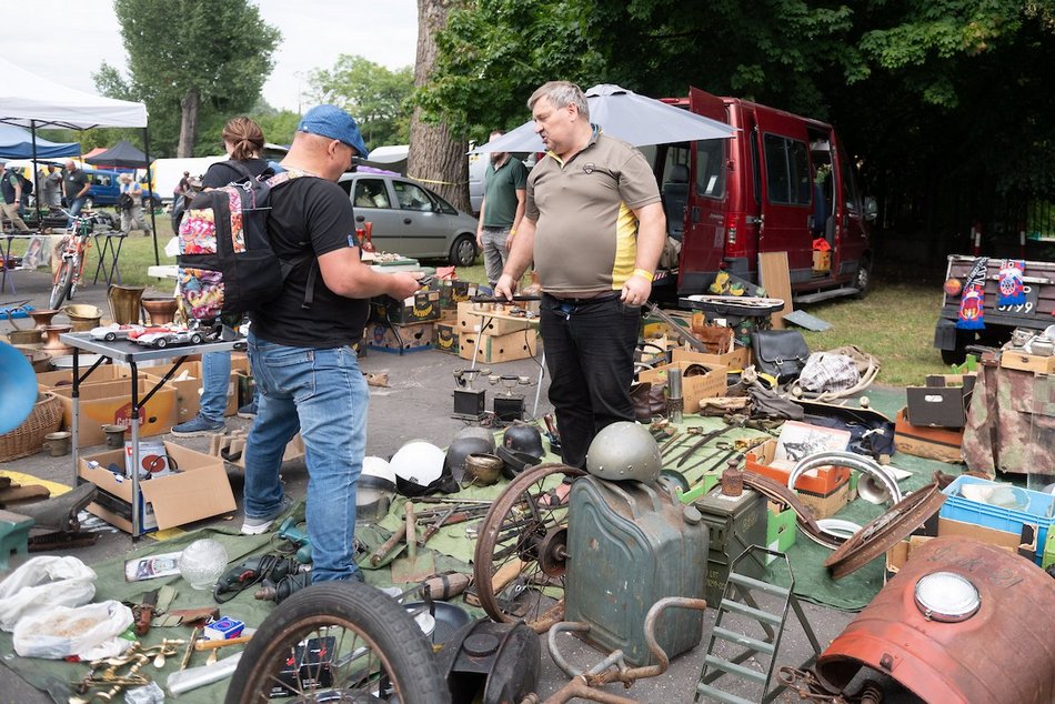 Łódź. Moto Weteran Bazar w Łodzi. Prawdziwy raj dla kolekcjonerów zabytkowych pojazdów